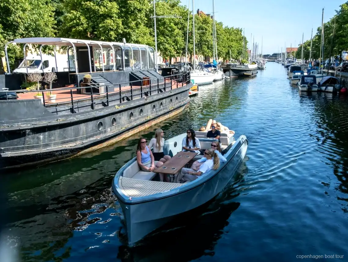 Capità guiant el vaixell durant el creuer pel port de l'autobús i vaixell per Copenhaguen