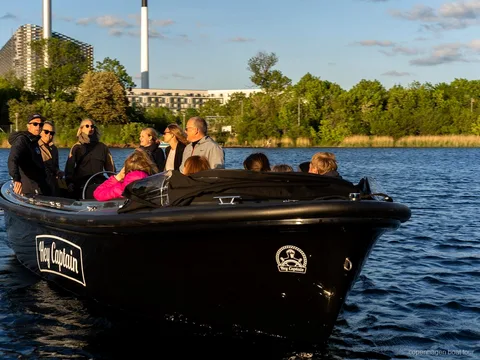 Uitzicht op de oude stadsgrachten van Kopenhagen tijdens de route van de verborgen-plekken boottocht
