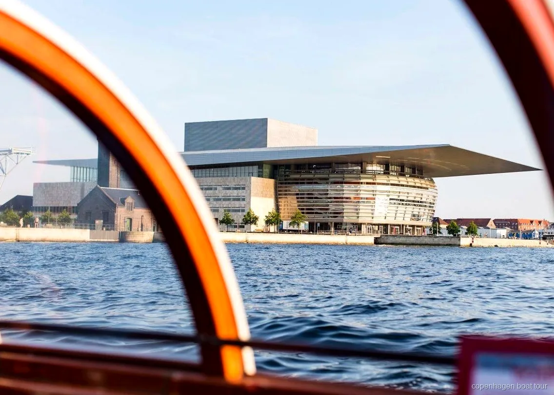 Cervesa i sidra servides al creuer amb begudes pels canals de Copenhaguen