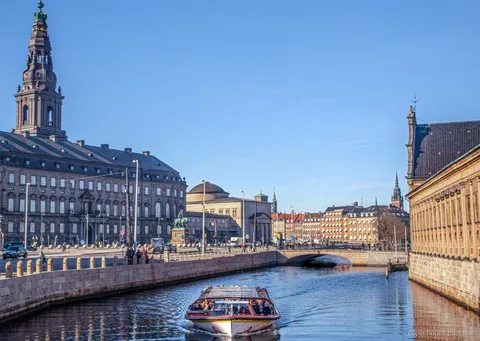 Bateau de la croisière sur les canaux de Copenhague avec boissons servies à bord dans le port
