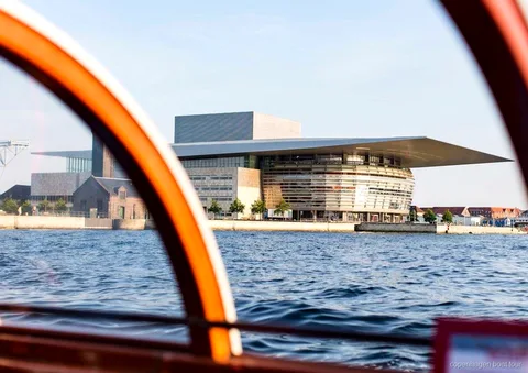 Cerveza y sidra servidas en el crucero con copas por los canales de Copenhague