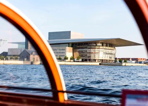 Cerveja e cidra servidas no cruzeiro com bebidas pelos canais de Copenhagen