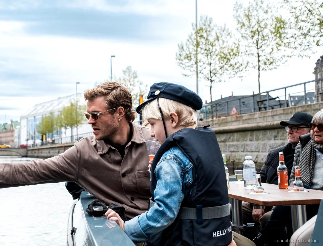 Kleine Passagiergruppe auf der Kopenhagen elektrischen Kanaltour nahe Nyhavn