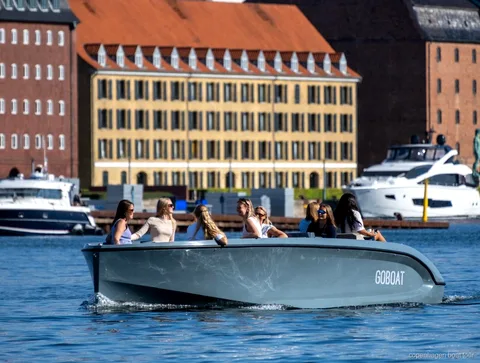 Kapitan prowadzący elektryczny rejs kanałami Kopenhagi obok Pałacu Amalienborg