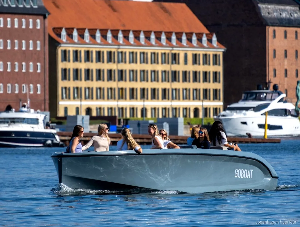 Kapitan prowadzący elektryczny rejs kanałami Kopenhagi obok Pałacu Amalienborg