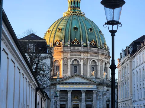Guide leder en grupp på gåturen och kanalturen i Köpenhamn genom stadskärnan