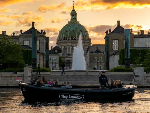 Viaggiatori sul giro in battello di 2 ore tra i luoghi nascosti di Copenaghen vicino al forte di Trekroner