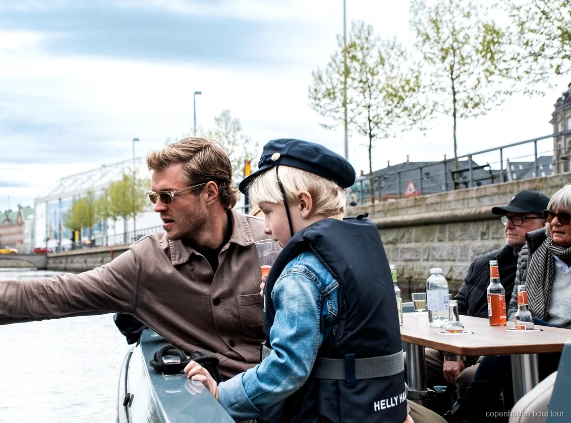 Piccolo gruppo di passeggeri sul giro in battello elettrico a Copenaghen vicino a Nyhavn