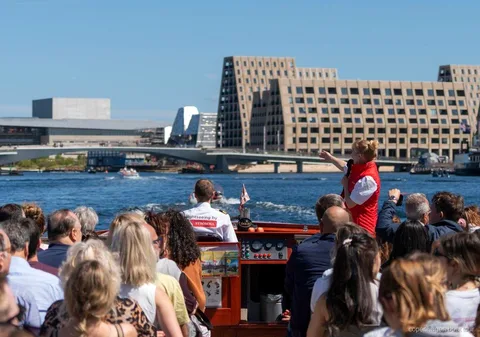Kanalrundtur i Köpenhamn passerar Christiansborg Slot längs vattnet