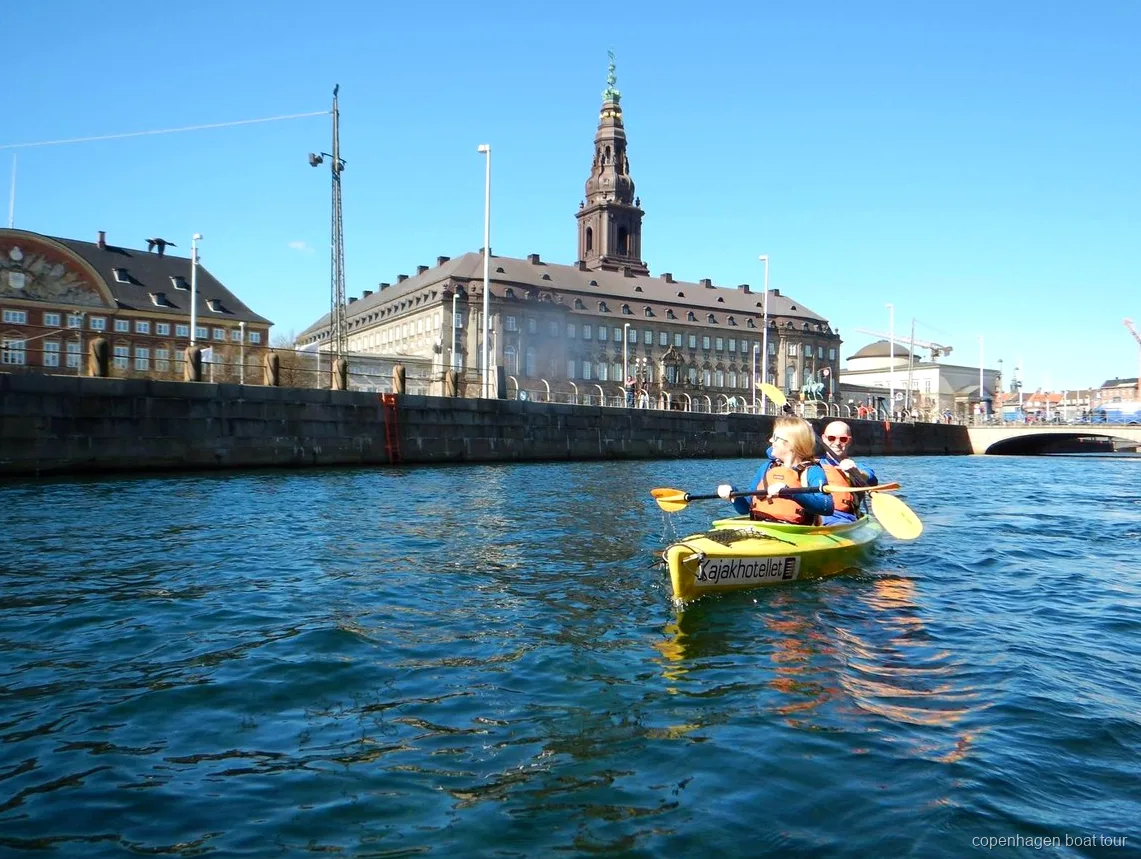 Pagayeurs sur le tour en kayak du port de Copenhague entrant dans les canaux de Christianshavn