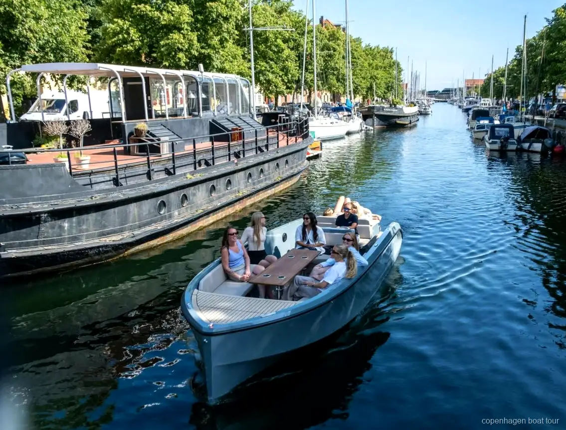 Kapitän steuert das Boot bei der Kopenhagen Bus- und Bootstour Hafenrundfahrt