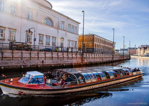 Kopenhagen Kanalrundfahrt Boot fährt an historischen Wasserfrontgebäuden bei Ved Stranden vorbei