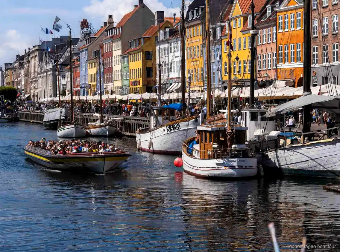 Guide erzählt bei der Kopenhagen Kanalrundfahrt nahe der Kleinen Meerjungfrau