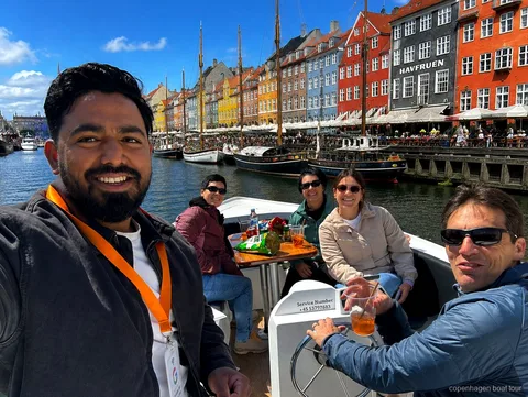 Kleine gegidste boot op de luxe boottocht Kopenhagen vaart langs havenlandmarks