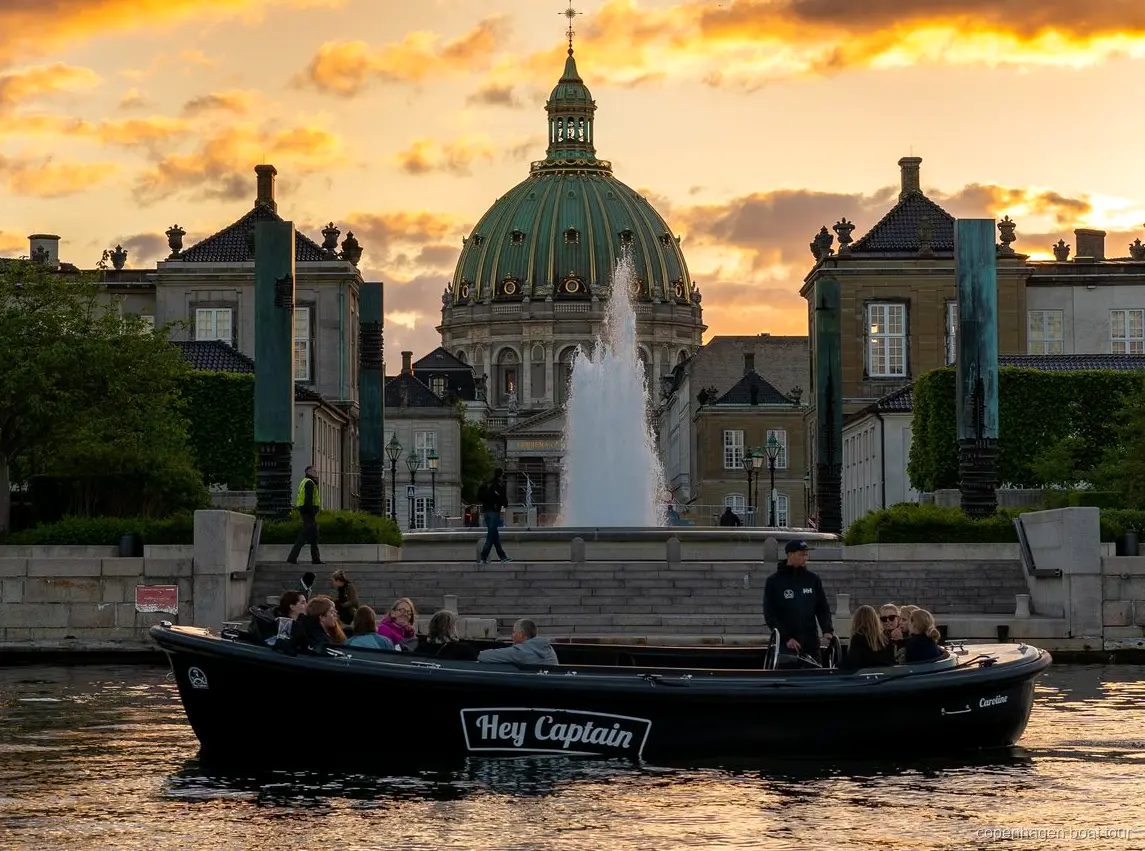 Viajeros en el paseo social de dos horas por los rincones ocultos de Copenhague cerca del Fuerte Trekroner