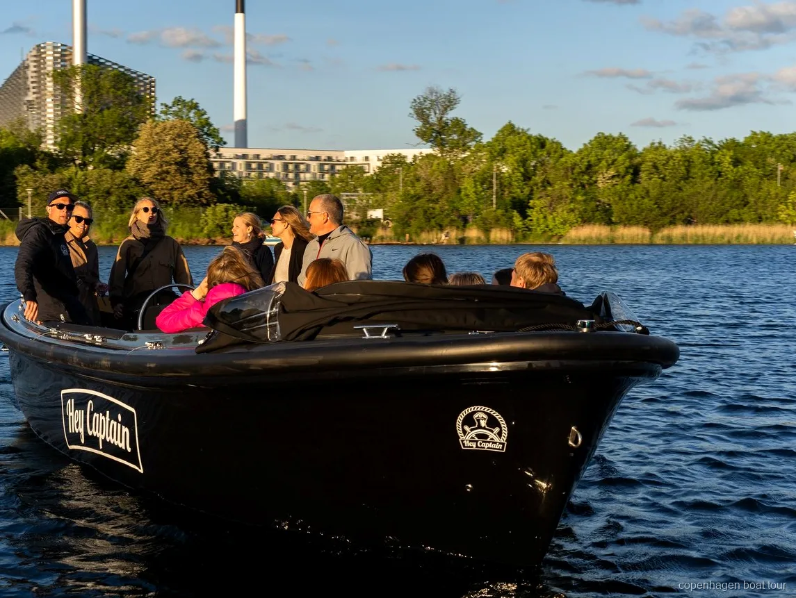 Vista de los canales del casco antiguo de Copenhague desde la ruta de rincones ocultos en barco