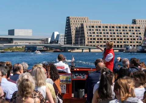 Vaixell del passeig en vaixell per Copenhaguen passant pel Palau de Christiansborg vora l'aigua