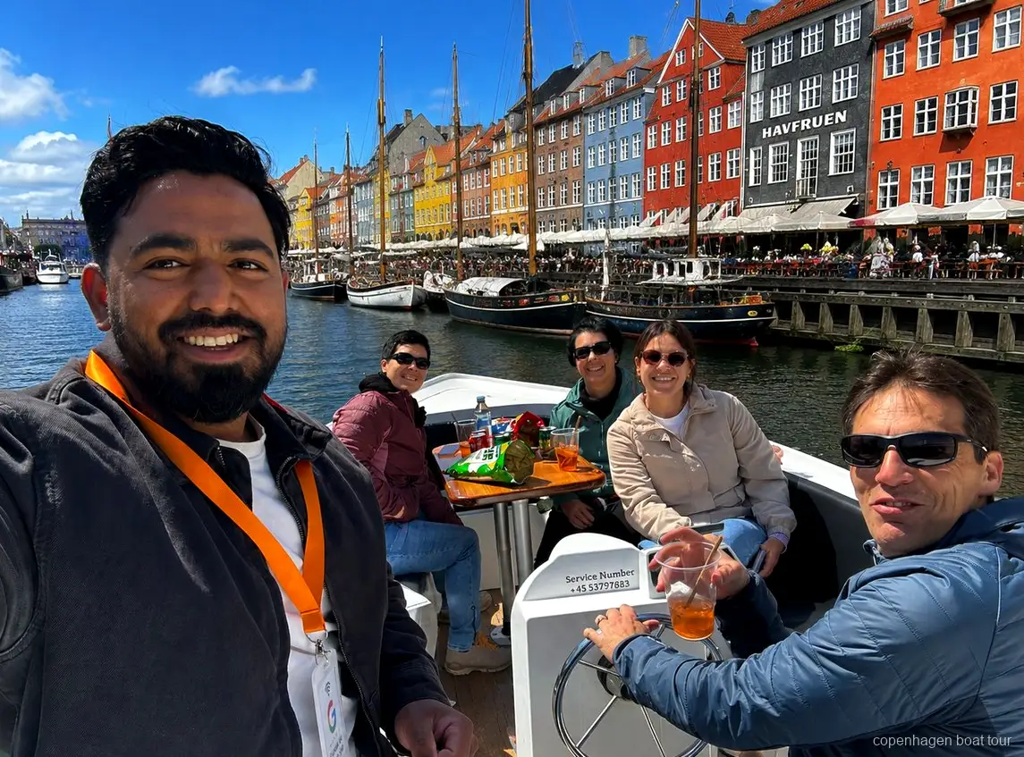 Pequeno barco guiado do passeio de barco de luxo em Copenhagen passando por monumentos do porto