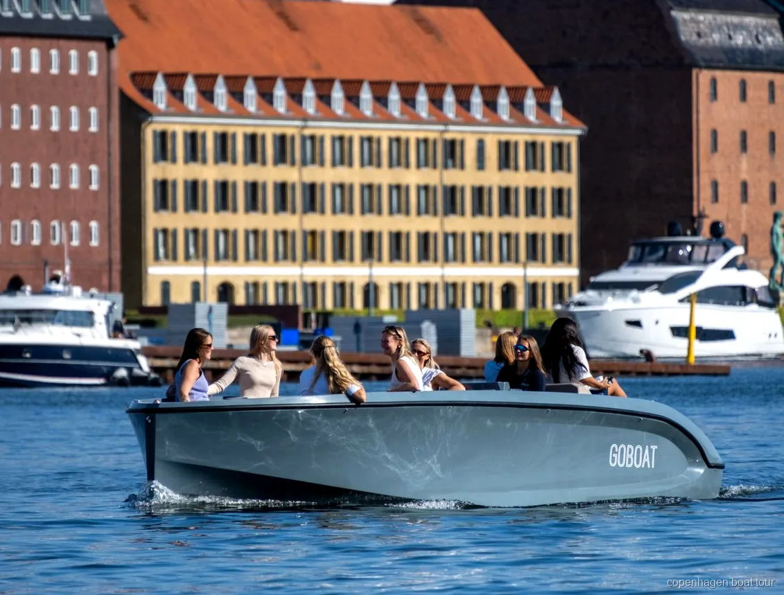 Capitão guiando o passeio de barco elétrico em Copenhagen perto do Palácio de Amalienborg