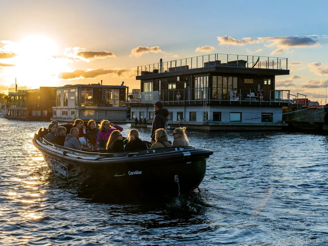 Barco pequeno do passeio de barco por locais escondidos em Copenhagen passando por prédios modernos em Nordhavn