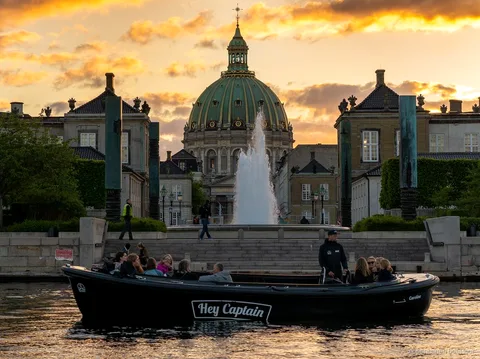 Viajantes no passeio social de barco de 2 horas por locais escondidos em Copenhagen perto do Forte de Trekroner