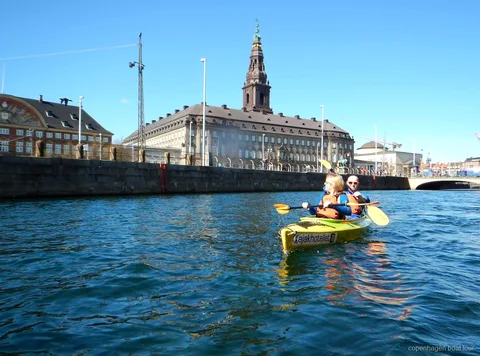 Remadores no passeio de caiaque no porto de Copenhagen entrando nos canais de Christianshavn