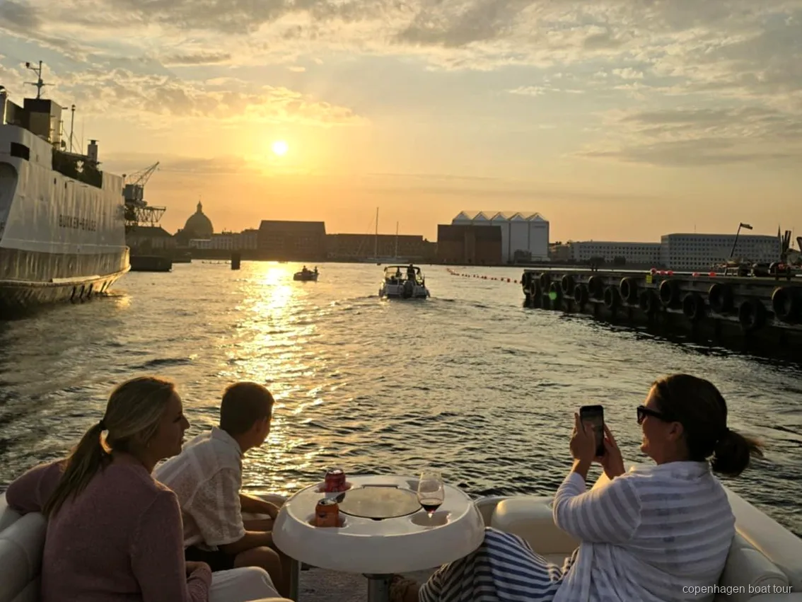 Privat kaptajn og guide styrer den private guidede bådtur i København gennem havnen
