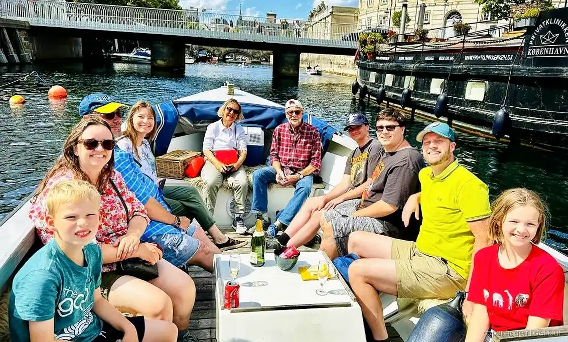 Kleine privéboot op een boottocht Kopenhagen vaart door de grachten
