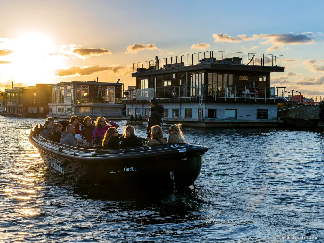 Lille båd på turen til Københavns skjulte perler passerer moderne bygninger i Nordhavn