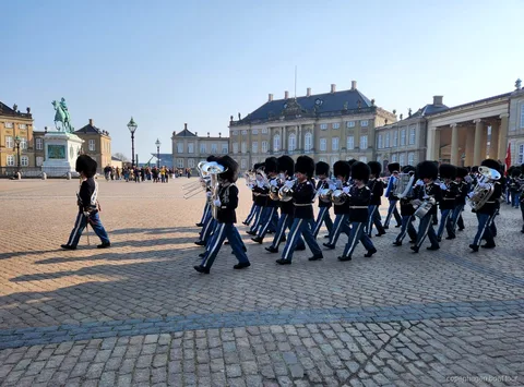 Nabrzeże Nyhavn widziane podczas spaceru i rejsu kanałami po Kopenhadze