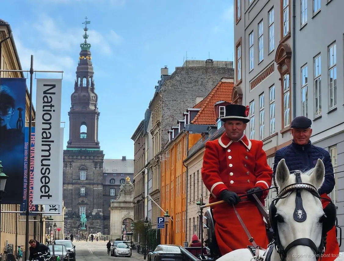 Elektrofähre eingesetzt beim Kopenhagen Stadtrundgang mit Fährfahrt