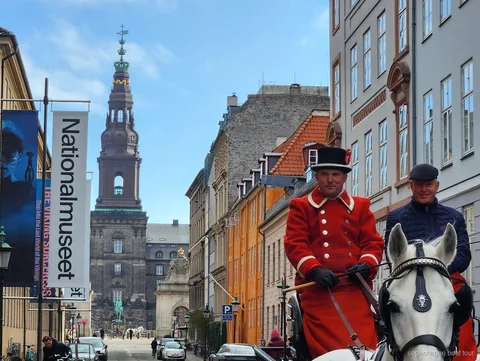 Traghetto elettrico del porto usato sul tour a piedi e in battello a Copenaghen