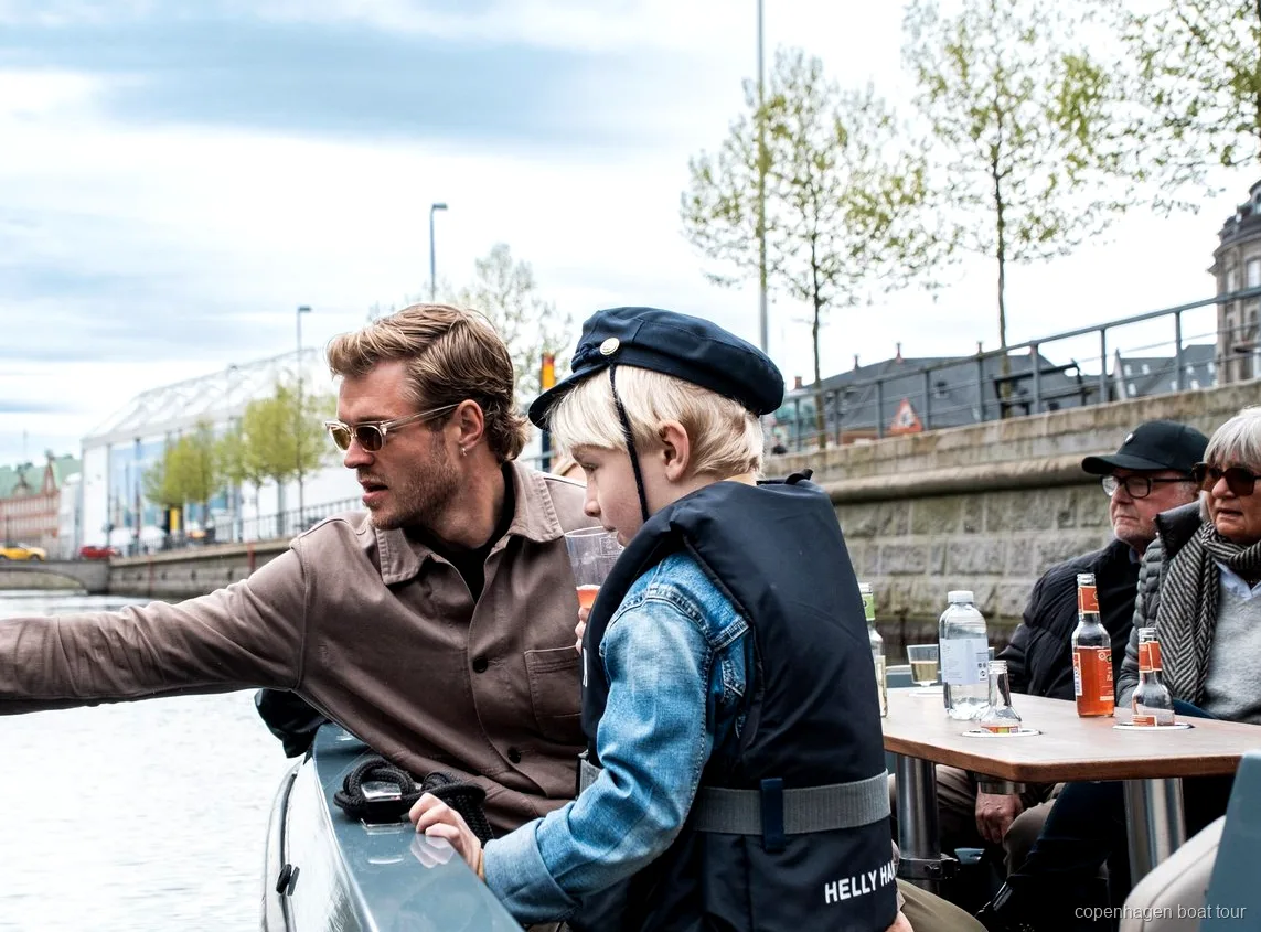Petit groupe de passagers sur le tour électrique sur les canaux de Copenhague près de Nyhavn