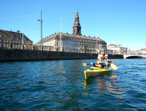 Remeros del tour de kayak por el puerto de Copenhague entrando en los canales de Christianshavn