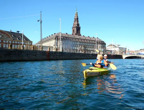 Kayakisti sul tour in kayak nel porto di Copenaghen che entrano nei canali di Christianshavn