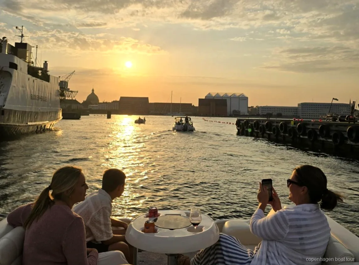 Capitano e guida privati che guidano il tour privato in barca con guida a Copenaghen nel porto