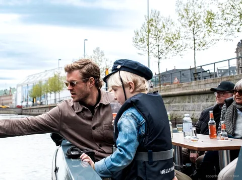 Grup reduït de passatgers al vaixell elèctric pels canals de Copenhaguen a prop de Nyhavn