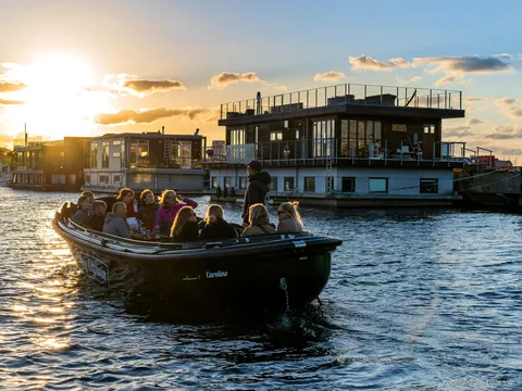 Vaixell petit del tour de racons amagats de Copenhaguen passant pels edificis moderns de Nordhavn
