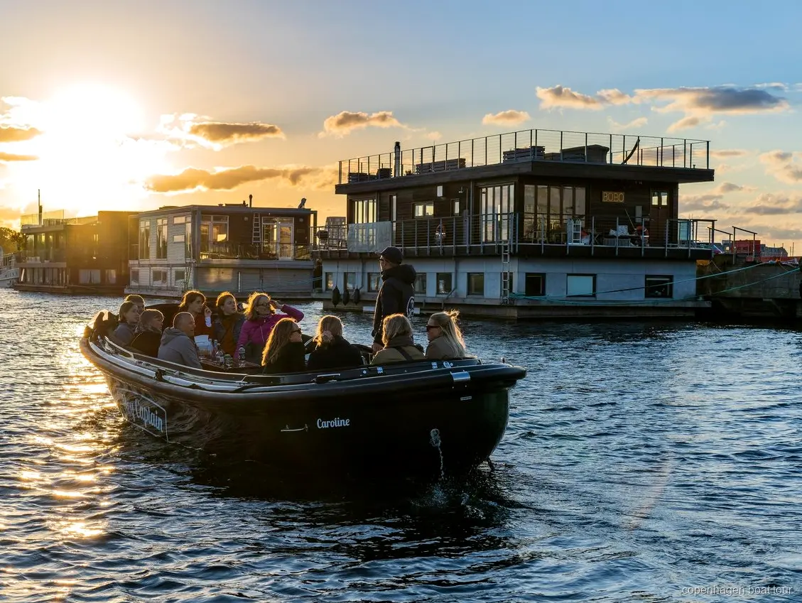 Vaixell petit del tour de racons amagats de Copenhaguen passant pels edificis moderns de Nordhavn